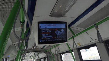 Na wyświetlaczach w autobusach i tramwajach w Szczecinie "trudne pytania" o szczepionki