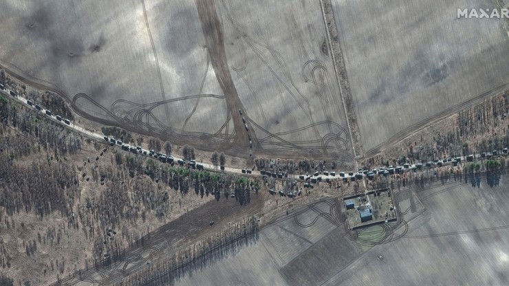 Wojna na Ukrainie. Rosyjska kolumna porusza się wolno. Wiele pojazdów nie ma paliwa