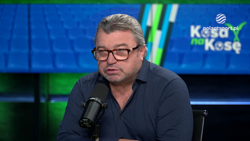 Mężczyzna w okularach siedzi przed mikrofonem, w tle logo Polsat Sport.