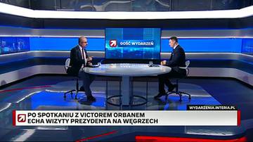 Dw&oacute;ch mężczyzn w garniturach siedzi przy stole w studiu telewizyjnym. Na ekranie w tle logo "Głos Wydarzeń" i tytuł "PO SPOTKANIU Z VICTOREM ORBANEM ECHA WIZYTY PREZYDENTA NA WĘGRZECH".