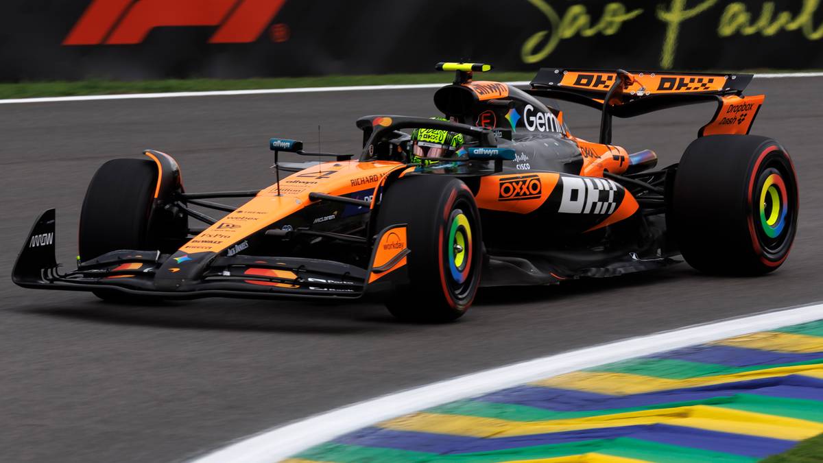 Bolid Formuły 1 zespołu McLaren na torze wyścigowym.