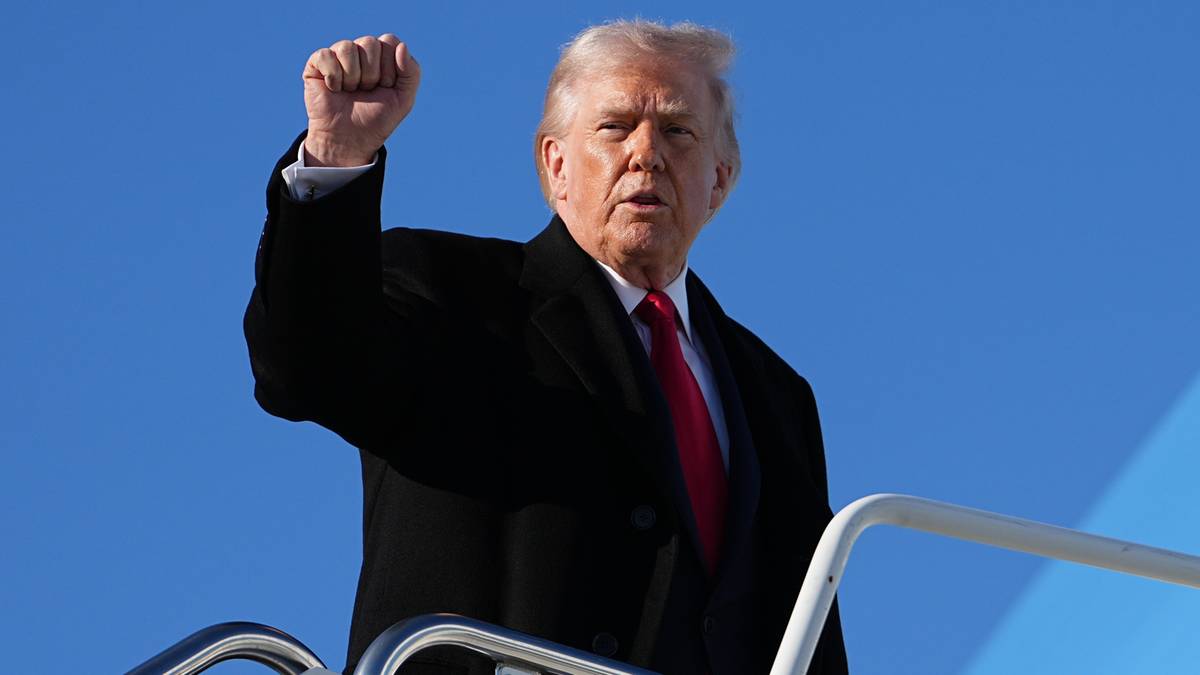 Donald Trump z zaciśniętą pięścią w geście wyrażającym stanowczość.