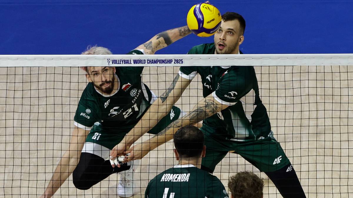 Siatkarze podczas meczu, jeden z nich wykonuje atak piłką do siatkówki.