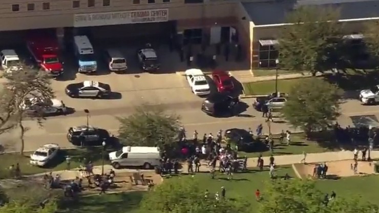 Policja przeszukała szpital w Houston po zgłoszeniach o "łysym, białym mężczyźnie z bronią"