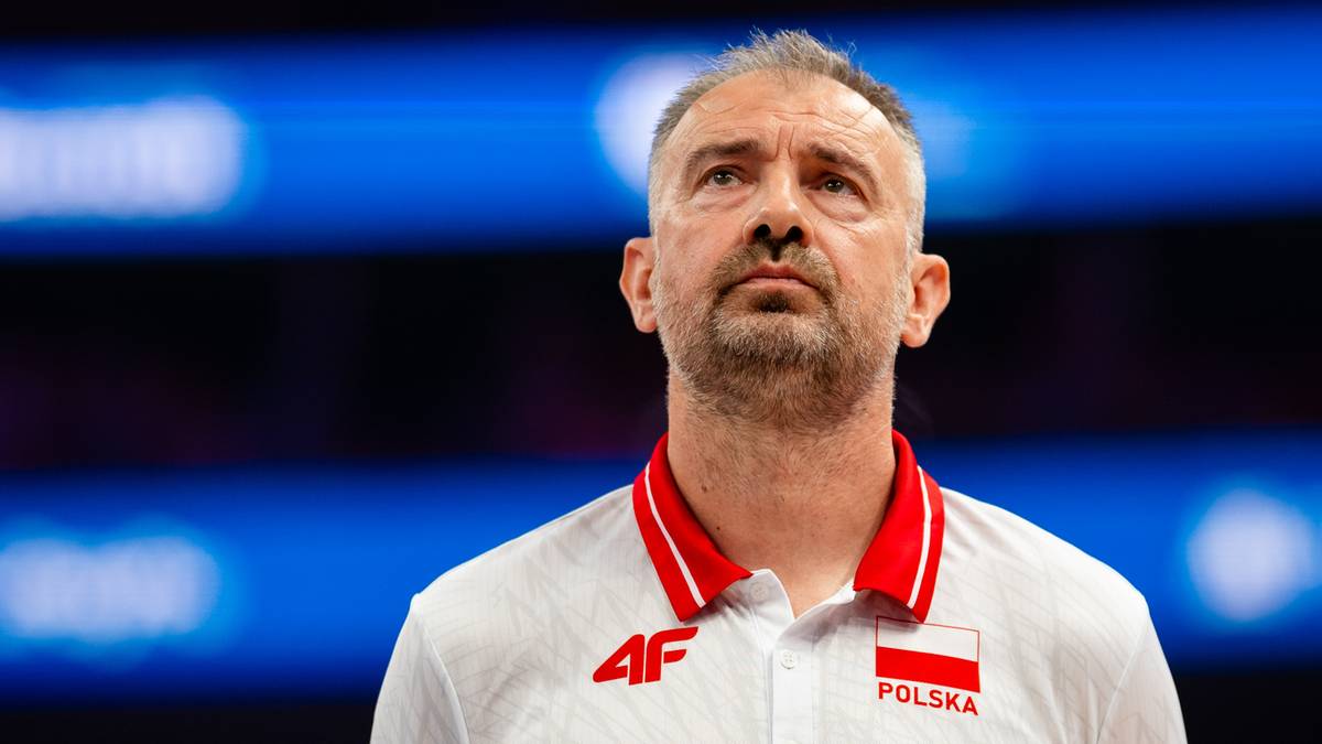 Mężczyzna w koszulce reprezentacji Polski w siatk&oacute;wce.