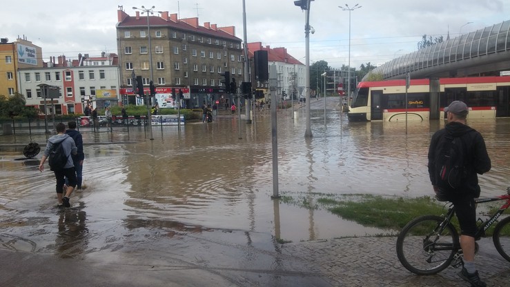 Gdańsk po intensywnych opadach. Zalane linie tramwajowe