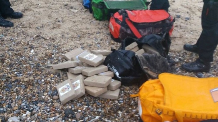 Kokaina warta miliony euro znaleziona na plaży w Wielkiej Brytanii
