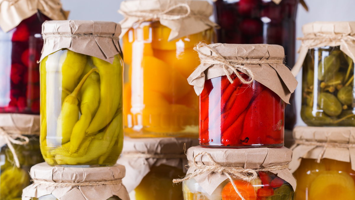 Po świętach na śmietnikach przybywa słoików ze starym jedzeniem, MPO apeluje o właściwe segregowanie odpadów