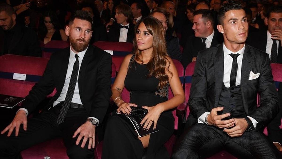Trzech ludzi siedzi w rzędzie, w tym dwaj znani piłkarze: Leo Messi i Cristiano Ronaldo.