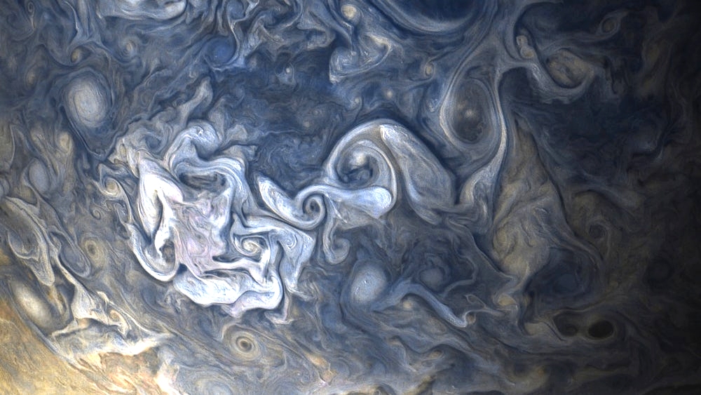 Huragany szalejące w atmosferze Jowisza. Fot. NASA / JPL-Caltech.