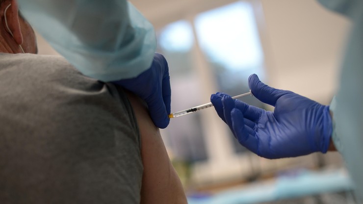 CBOS: trzech na dziesięciu badanych miało jakieś skutki uboczne po szczepieniu