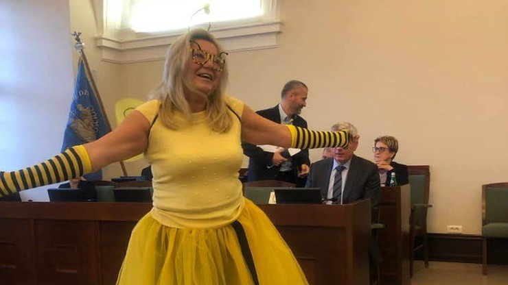 Radna przyszła na sesję w stroju... pszczoły