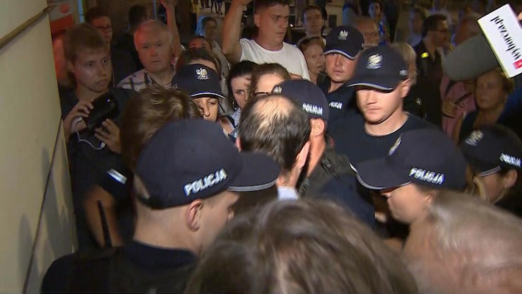 Miał zaatakować policjanta podczas protestu przed Pałacem Prezydenckim. 28-latek z zarzutami