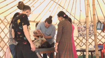 Wyjątkowa misja polskich lekarzy w Nepalu. Pomagają w leczeniu niepełnosprawnych
