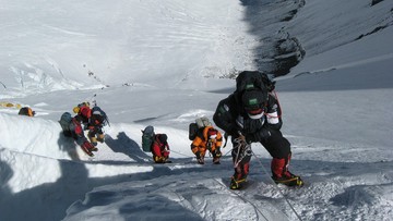 Kara 22 tys. dolarów za próbę wspinaczki na Mount Everest bez pozwolenia