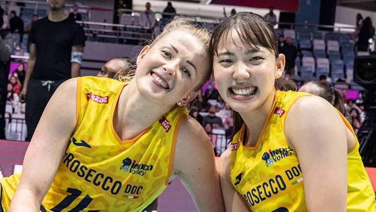Dwie siatkarki z drużyny Prosecco Doc Imoco Conegliano, ubrane w żółte stroje, uśmiechają się do kamery.