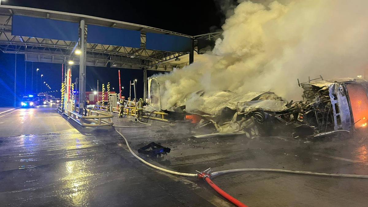 Tragedia na autostradzie. Staranował bramki i stanął w płomieniach
