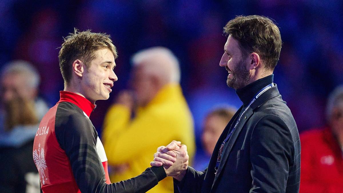 Dw&oacute;ch mężczyzn gratuluje sobie nawzajem po zawodach łyżwiarskich.