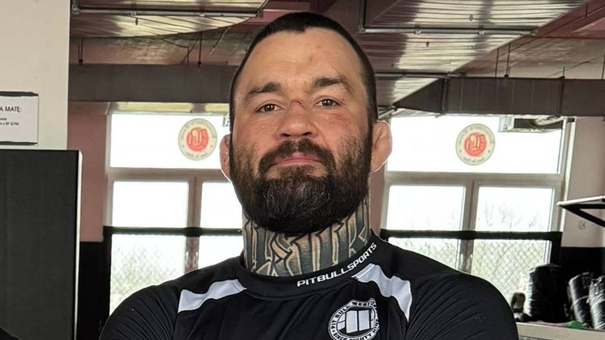 Dwóch mężczyzn w strojach sportowych na macie do sportów walki przed galą Oktagon 86.