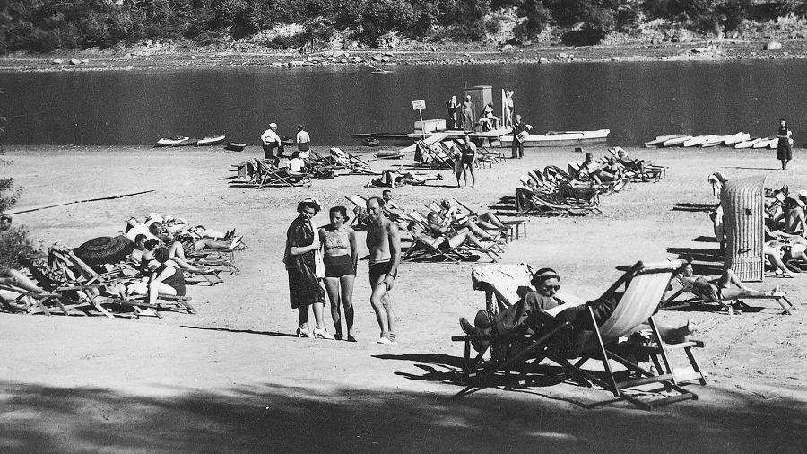 Plaża w Zaleszczykach latem 1939 roku. Fot. NAC / Fot-Pol Zaleszczyki / IKC.