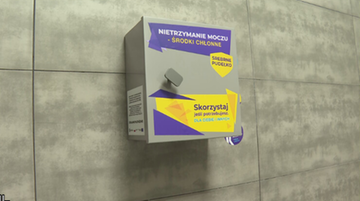 Srebrne pudełko na środki higieniczne dla senior&oacute;w zamontowane na ścianie.