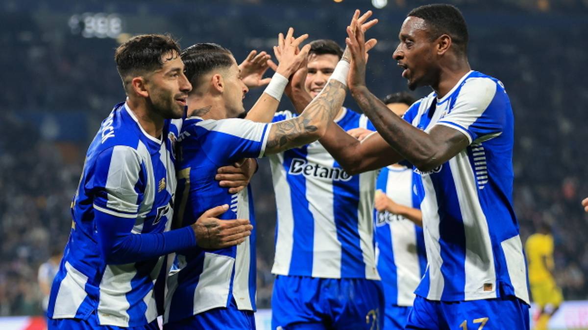 Piłkarze FC Porto w niebiesko-białych strojach celebrują razem na boisku.