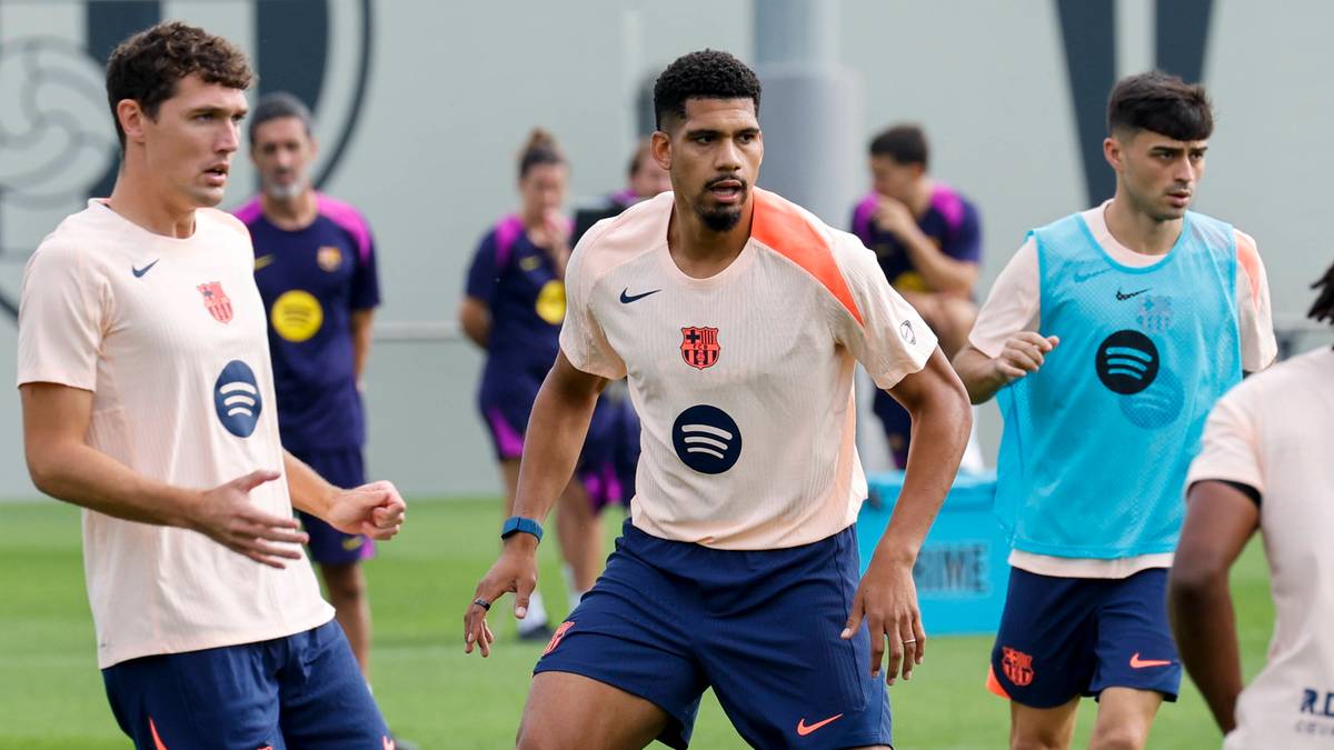 Piłkarze FC Barcelony podczas treningu na boisku.