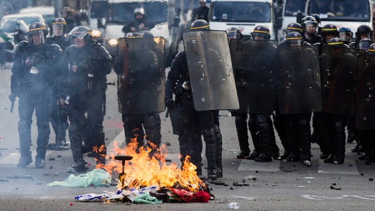Francja: policjanci ranni w starciach z demonstrantami. Walka o 35-godzinny tydzień pracy