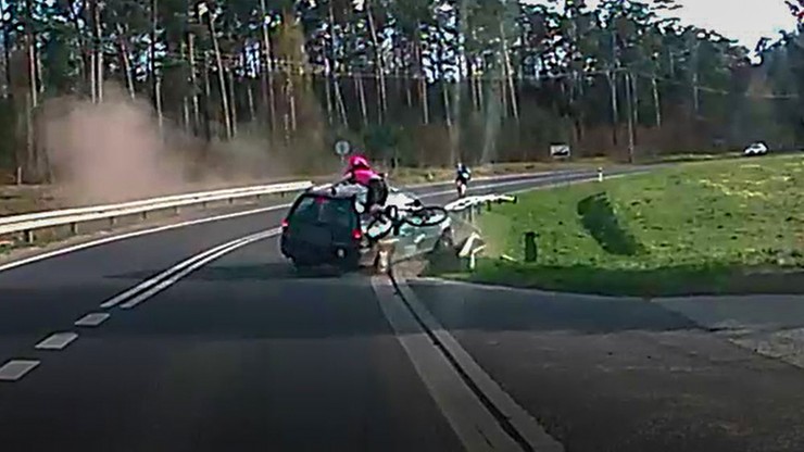 Kierowca wypadł z drogi i uderzył w rowerzystkę. Wstrząsające nagranie wypadku w Lubuskiem