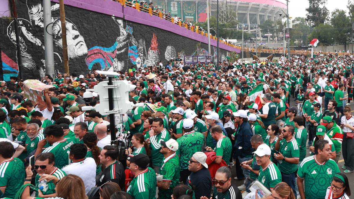 Tłum kibic&oacute;w Meksyku przed stadionem w oczekiwaniu na mecz.