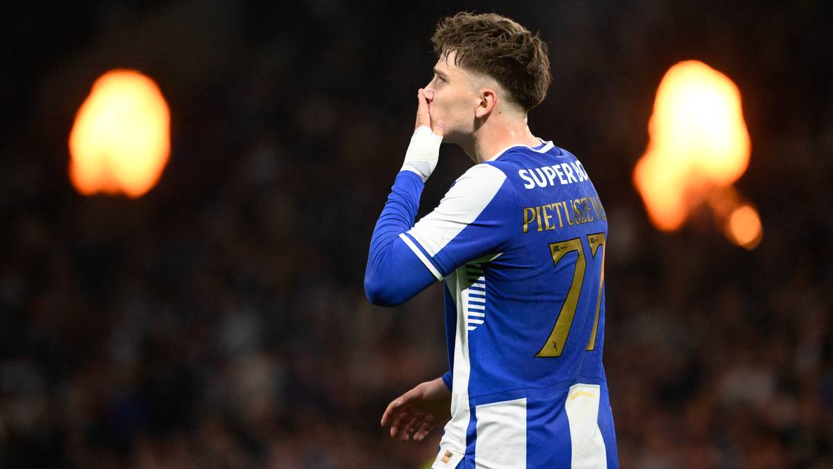 Piłkarz FC Porto Oskar Pietuszewski świętuje zdobycie gola, posyłając pocałunek w kierunku kibic&oacute;w.