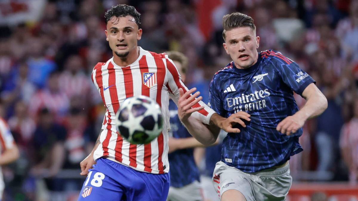 Piłkarze Atletico Madryt i Arsenalu rywalizują o piłkę na boisku podczas meczu Ligi Mistrz&oacute;w.