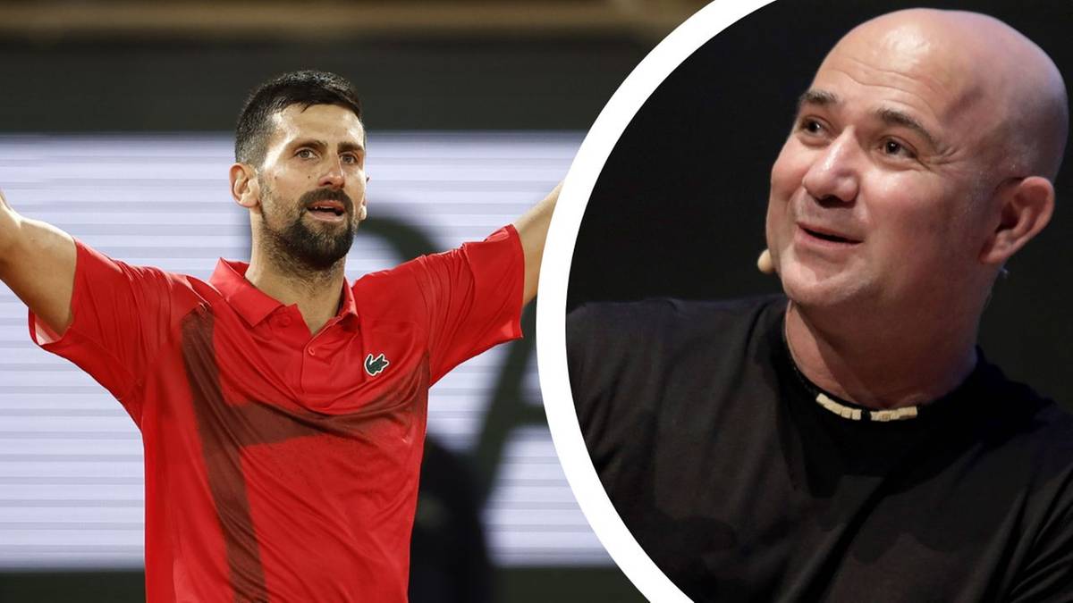 Novak Djoković w czerwonej koszulce tenisowej z podniesionymi rękami świętuje zwycięstwo. Obok niego znajduje się zdjęcie Andre Agassiego.