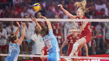 Siatkarki podczas meczu, jedna z nich wyskakuje do ataku nad siatką, podczas gdy dwie inne pr&oacute;bują ją zablokować.