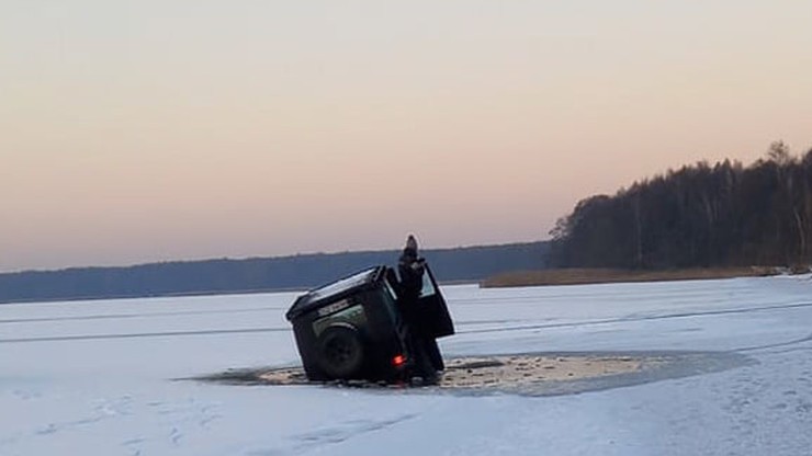 Wjechali samochodem terenowym na zamarznięte jezioro. Lód nie wytrzymał