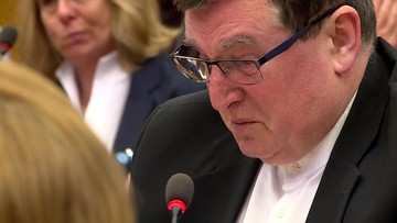 Łzy w oczach byłego szefa MSW. W Brukseli mówił o funkcjonariuszach pozbawionych emerytur
