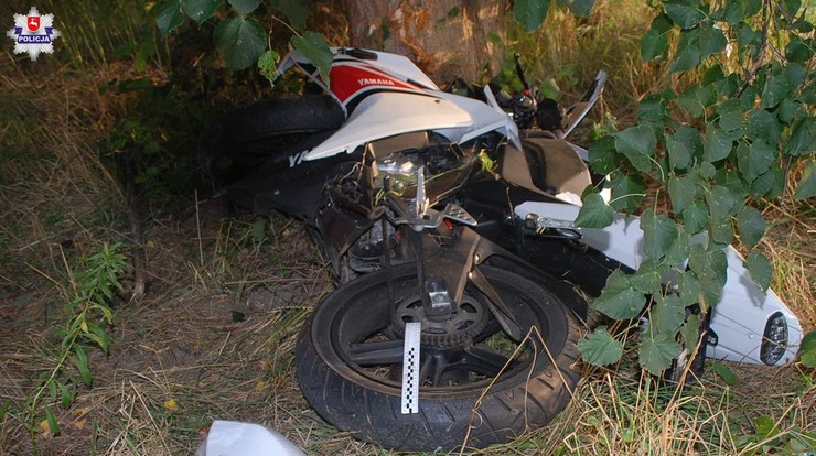 Bezwola: Motocyklistka uderzyła w drzewo. 17-latka zginęła na miejscu