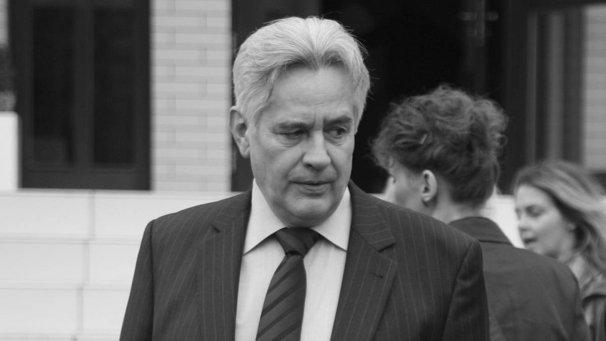 Portret aktora Mirosława Krawczyka w garniturze.