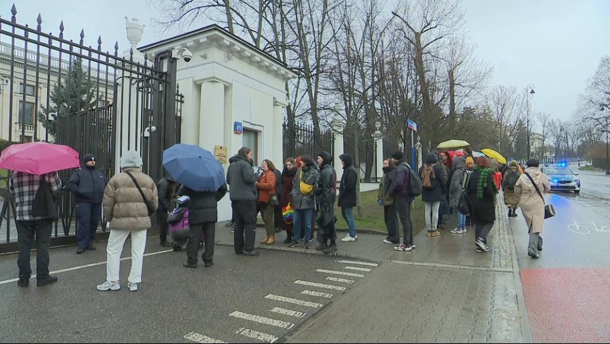 Wybory w Rosji. Kolejka przed ambasadą w Warszawie. "Każdy jest tu w ramach protestu"