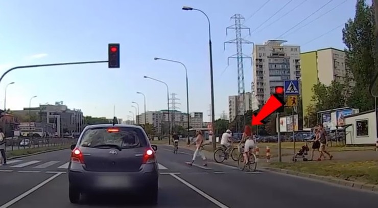 Skandaliczne zachowanie na drodze. Zobacz, jak rowerzyści i kierowcy innych jednośladów łamią przepisy