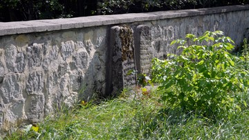 Martwy płód znaleziony przy cmentarzu w Ożarowie
