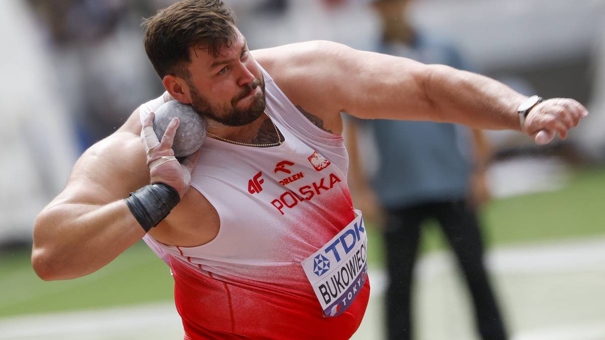Konrad Bukowiecki w trakcie pchania kuli.