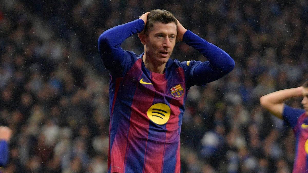 Robert Lewandowski i inni piłkarze FC Barcelony wyrażają zmartwienie na boisku.