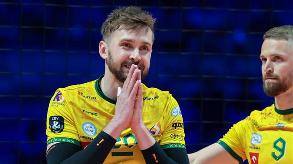 Dw&oacute;ch siatkarzy w ż&oacute;łtych koszulkach, jeden z nich z dłońmi złożonymi w geście wdzięczności.