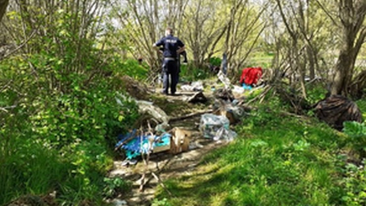 70-latek wyrzucił śmieci w zarośla przy rzece