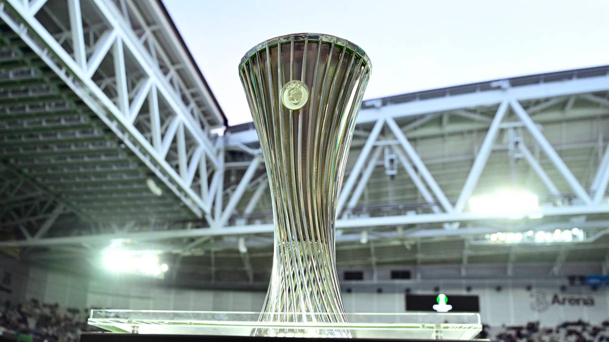 Puchar Ligi Konferencji Europy UEFA na tle stadionu.