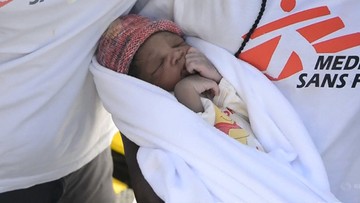 Na łodzi z migrantami urodził się chłopiec. Nadano mu imię Cud