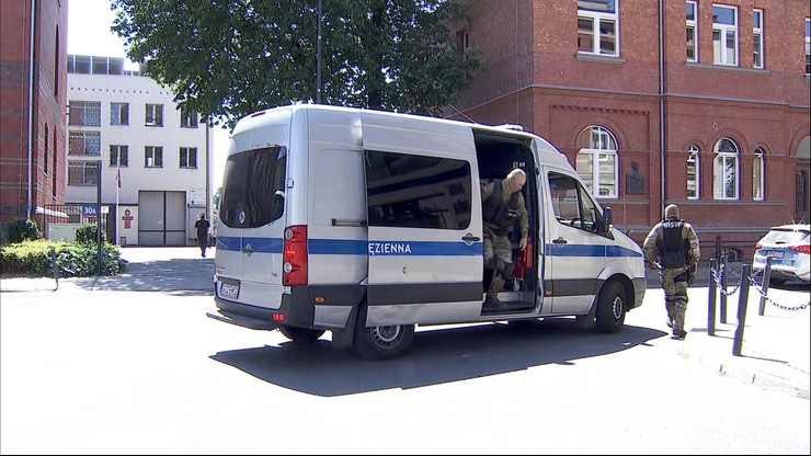 Ewakuacja z aresztu śledczego w Starogardzie Gdańskim. Z powodu bomby