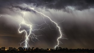 16.05.2021 10:00 Bardzo niespokojna pogoda. Dzień w dzień burze z ulewami, gradem i porywistym wiatrem [MAPY]