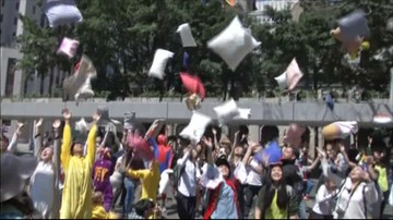 Bitwa na ulicach Hong Kongu. Z okazji Międzynarodowego Dnia Walki na Poduszki